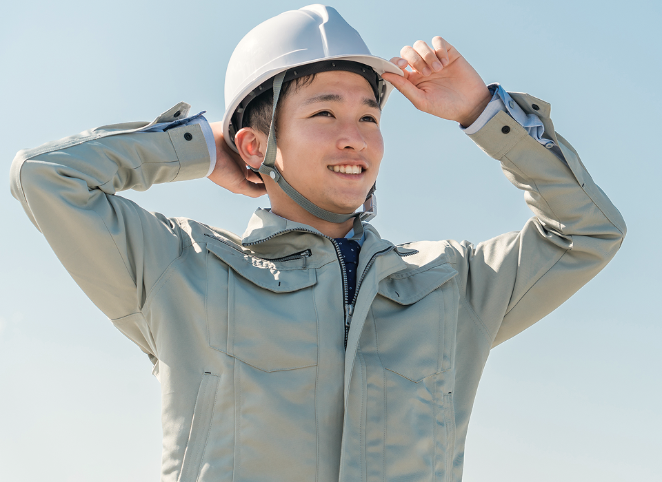 建設現場で働く技術職の男性