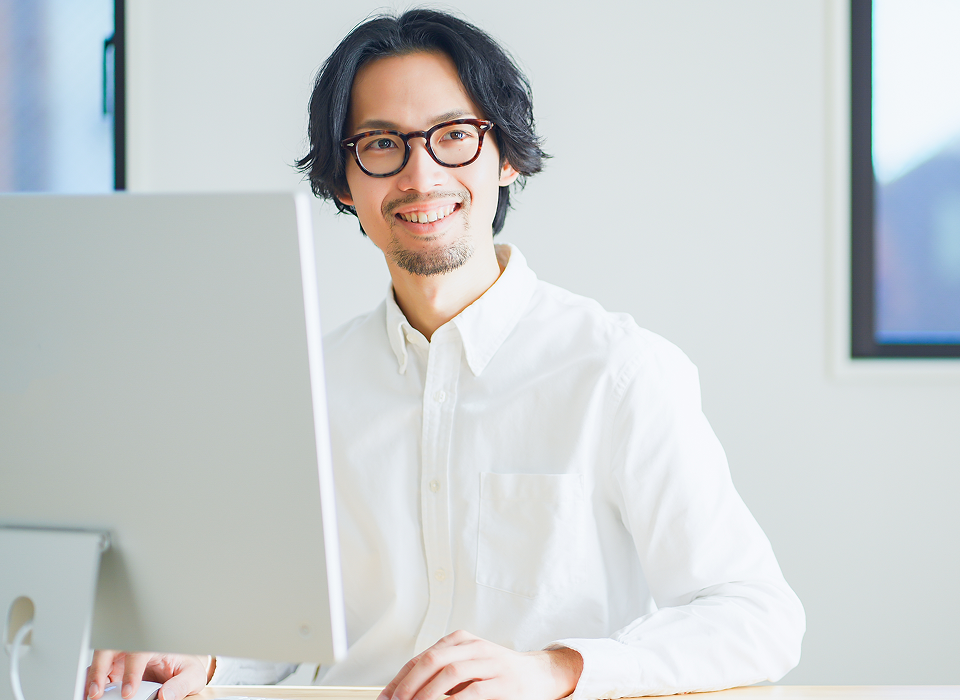オフィスで働くクリエイティブ職の男性